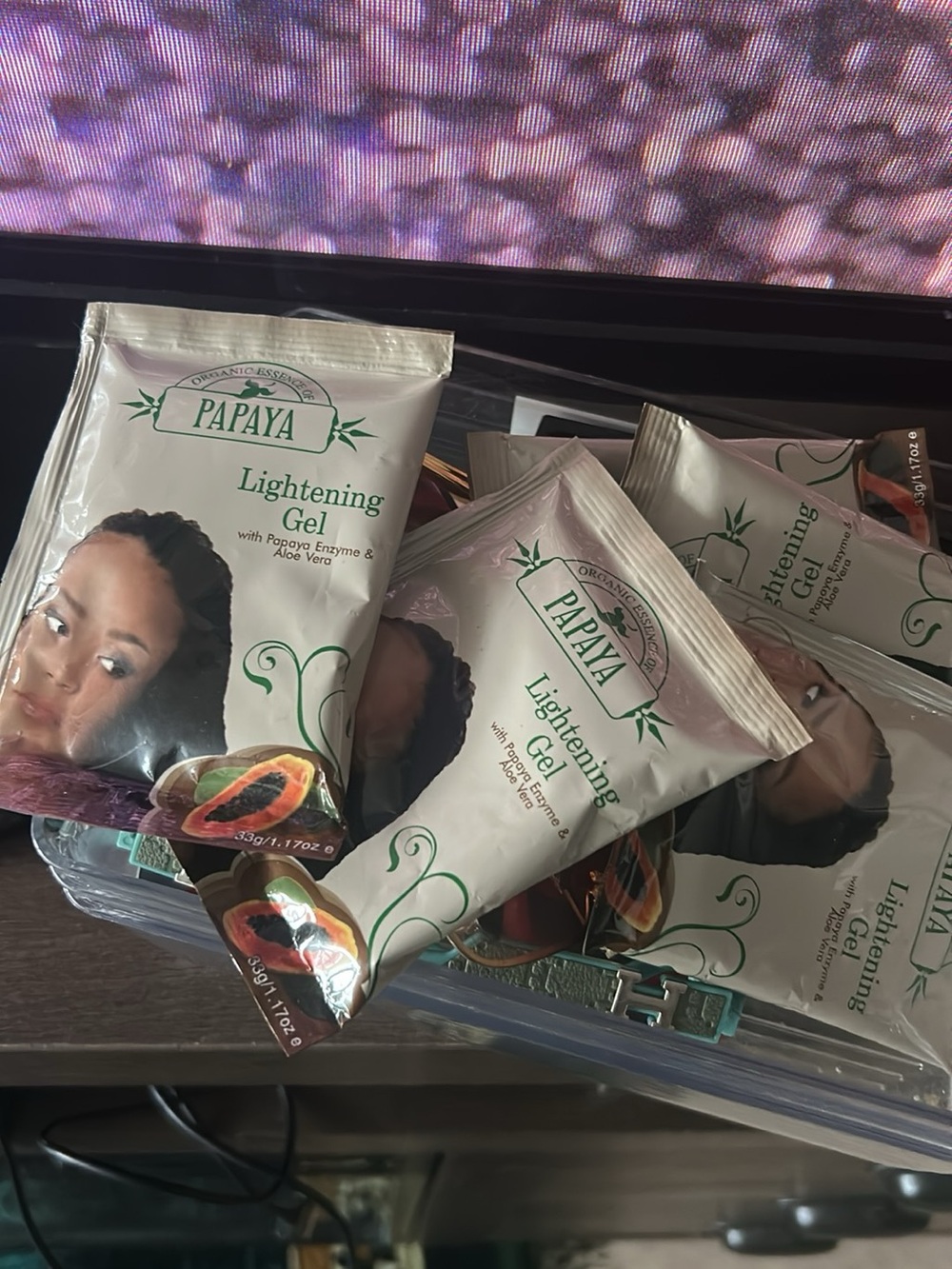 Papaya Lightening Gel Packets - White and Green - 1